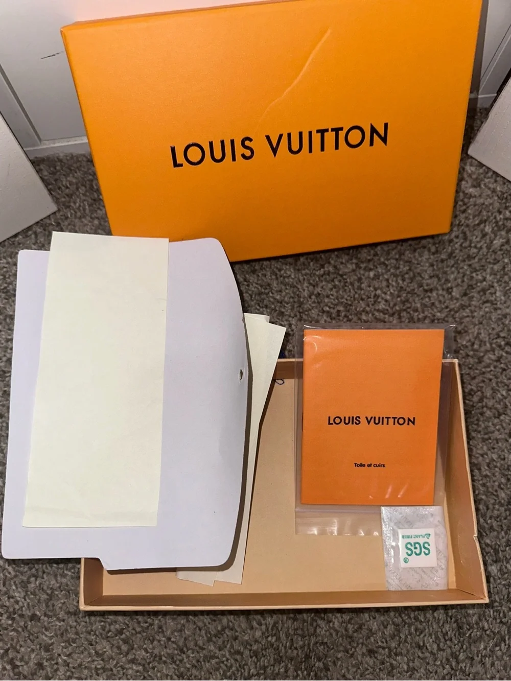 Louis Vuitton Sarah Wallet - Picture 6 of 15